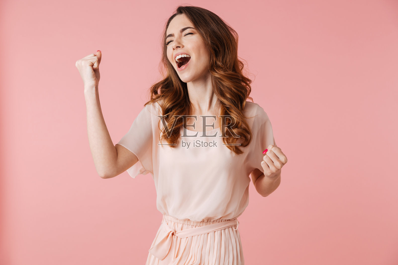 一个穿着衣服的快乐小女孩的肖像照片摄影图片