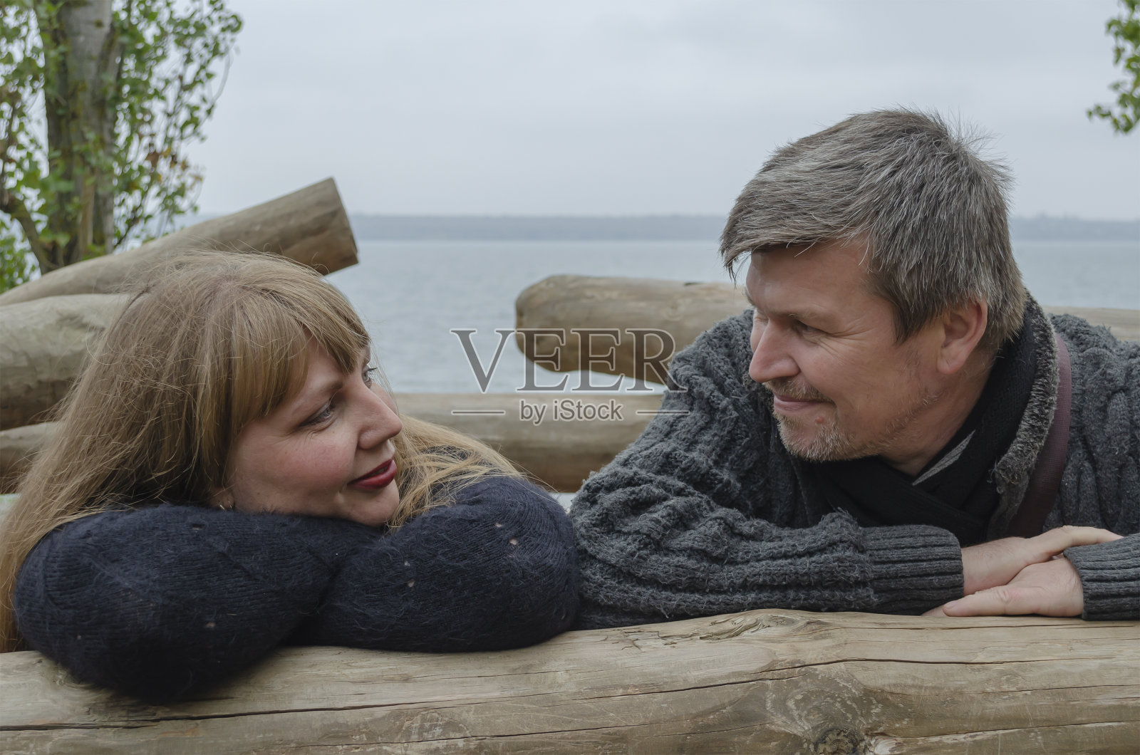 一对浪漫的异性恋情侣看着对方。照片摄影图片