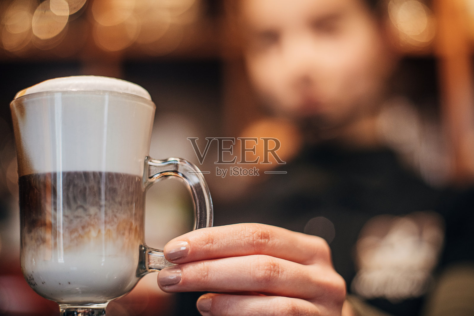 一位女咖啡师做了一杯拿铁咖啡照片摄影图片