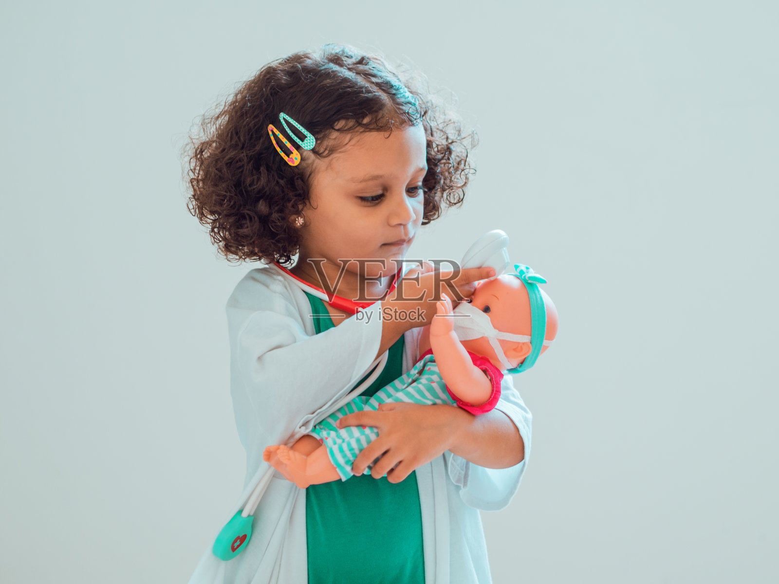 一个扮演医生的小女孩照片摄影图片