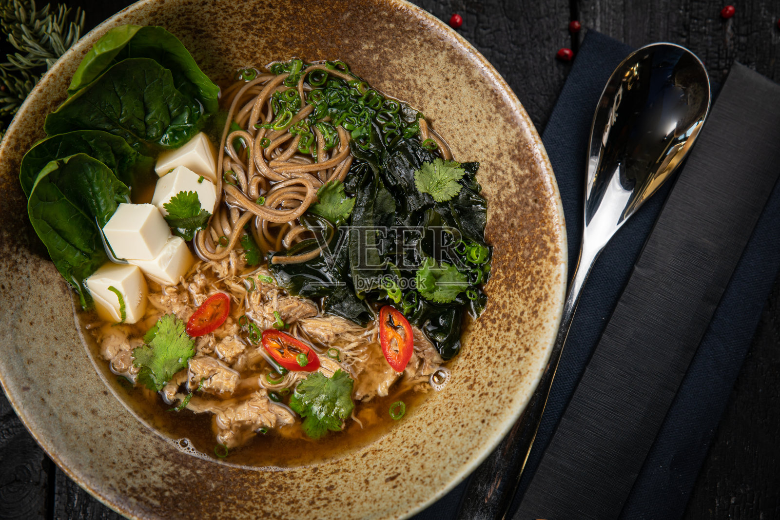 日本的鸭肉味噌汤。照片摄影图片