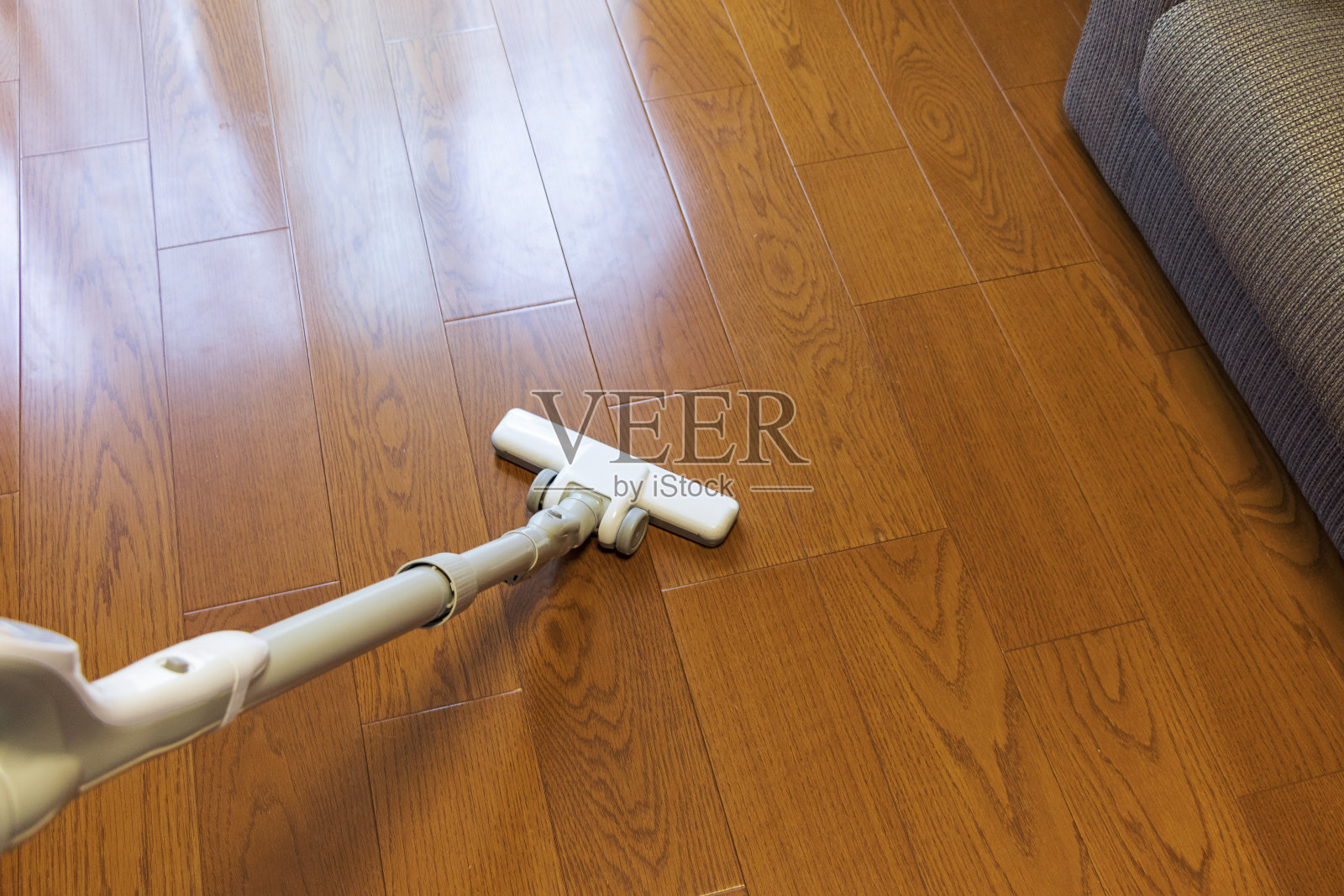 吸沙发周围的灰尘照片摄影图片