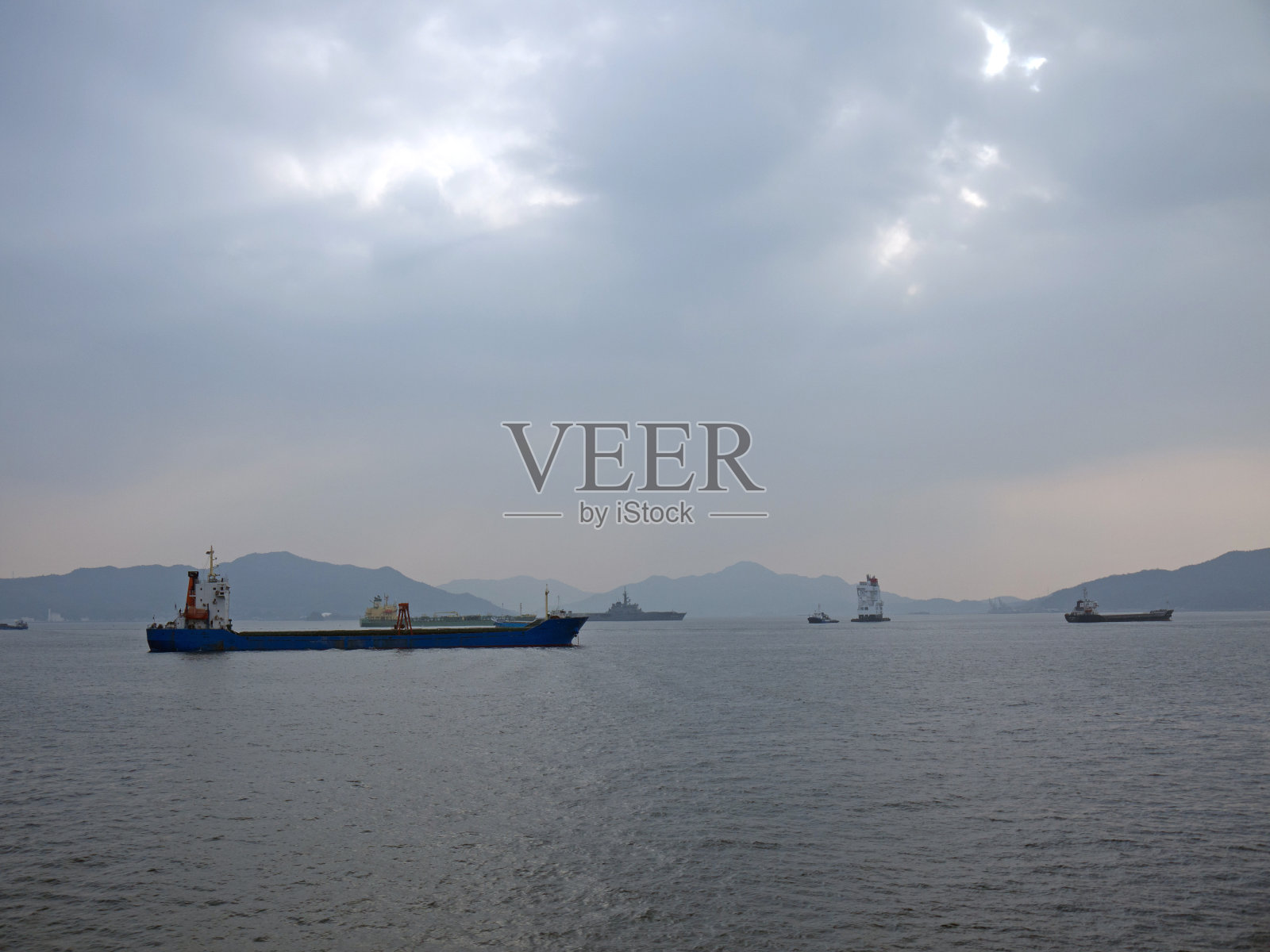 在库尔港的日本货船和军舰照片摄影图片