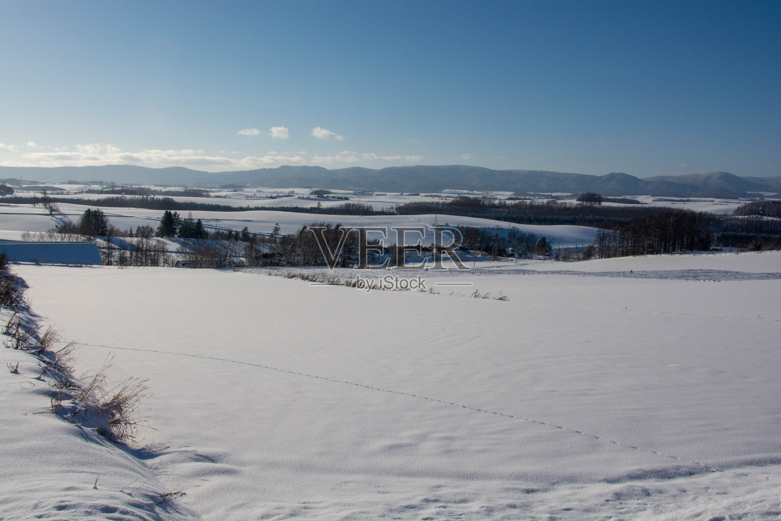 乡村的山丘和冬天的蓝天照片摄影图片