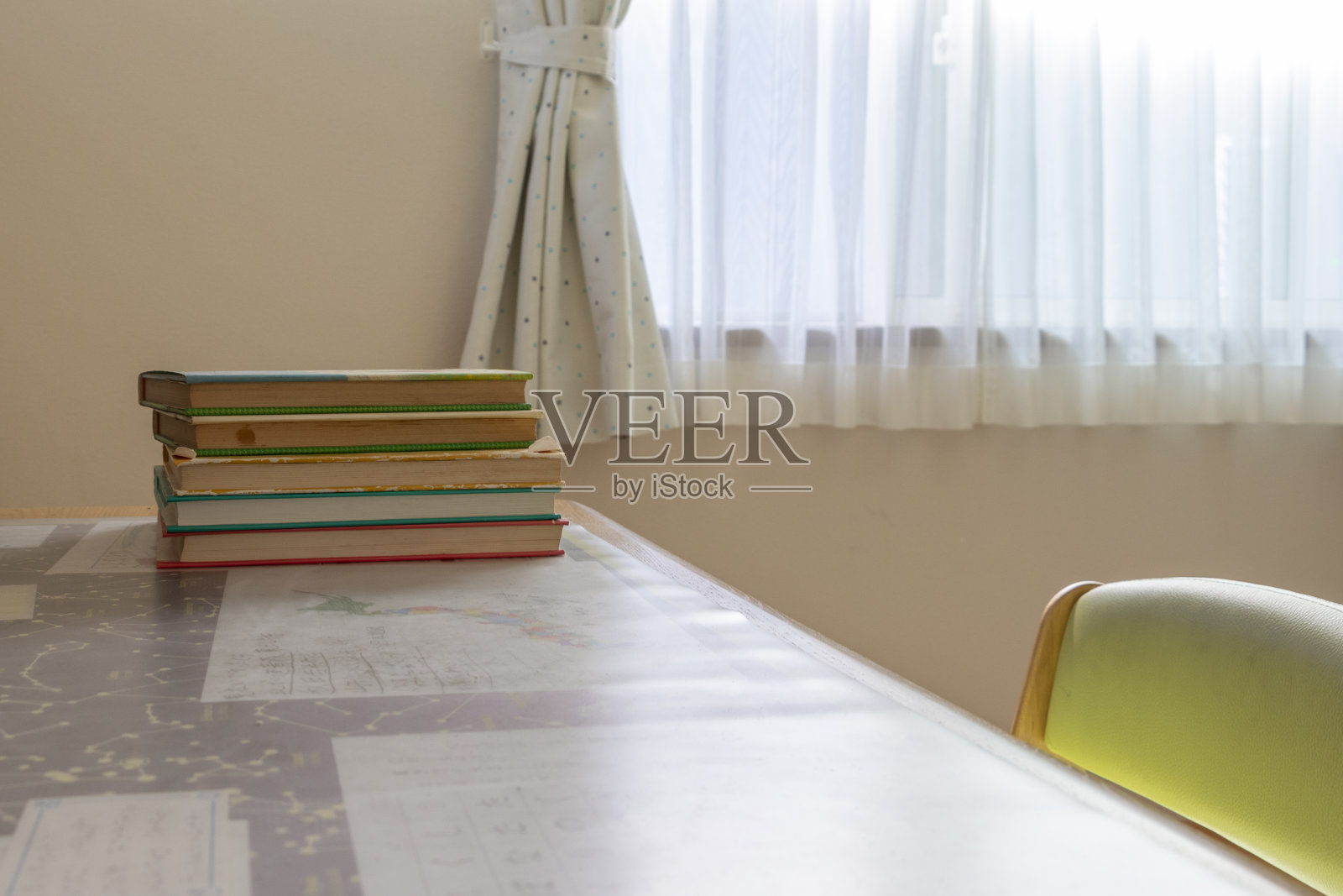 书桌上堆放着书照片摄影图片