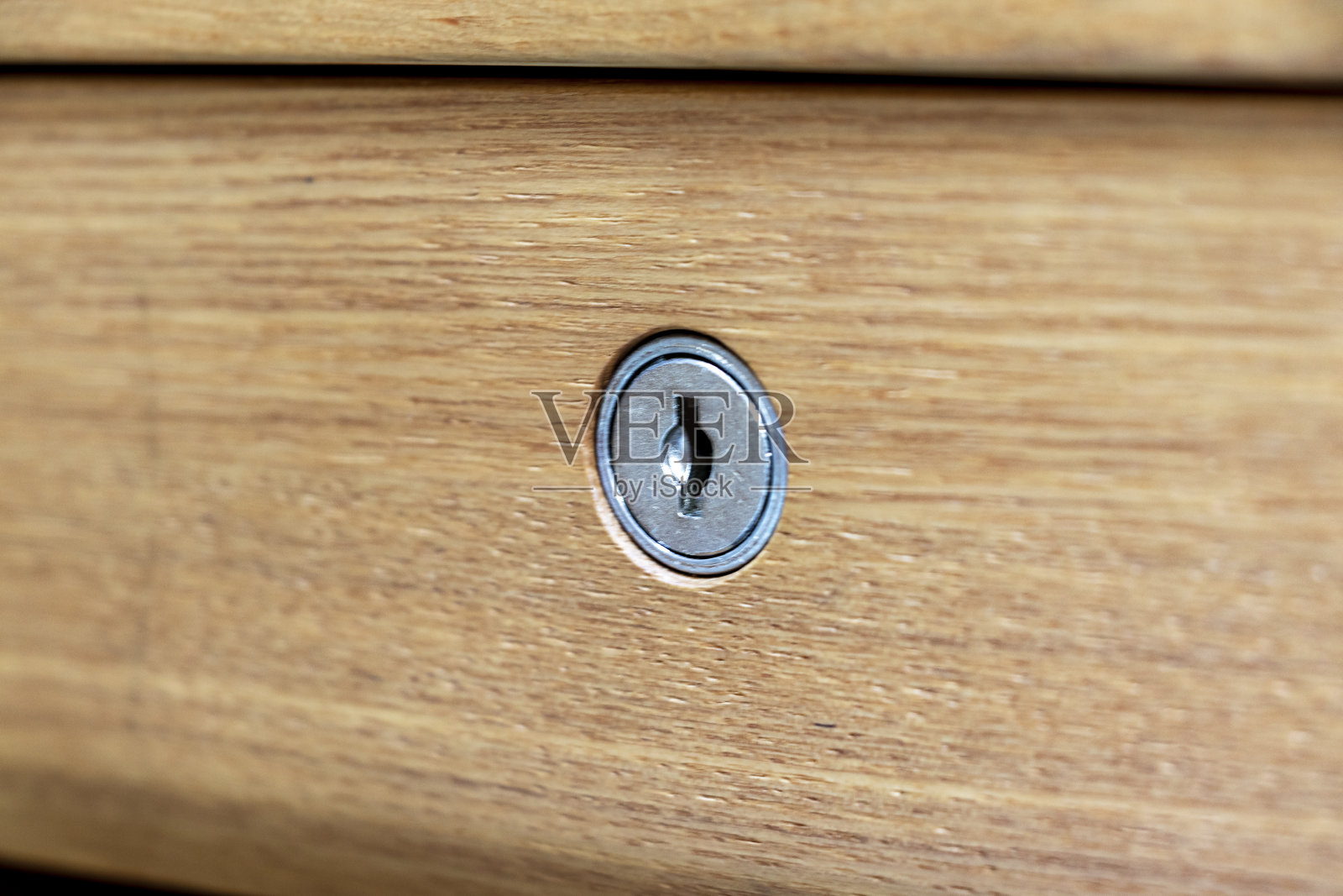 带钥匙孔的木制抽屉照片摄影图片