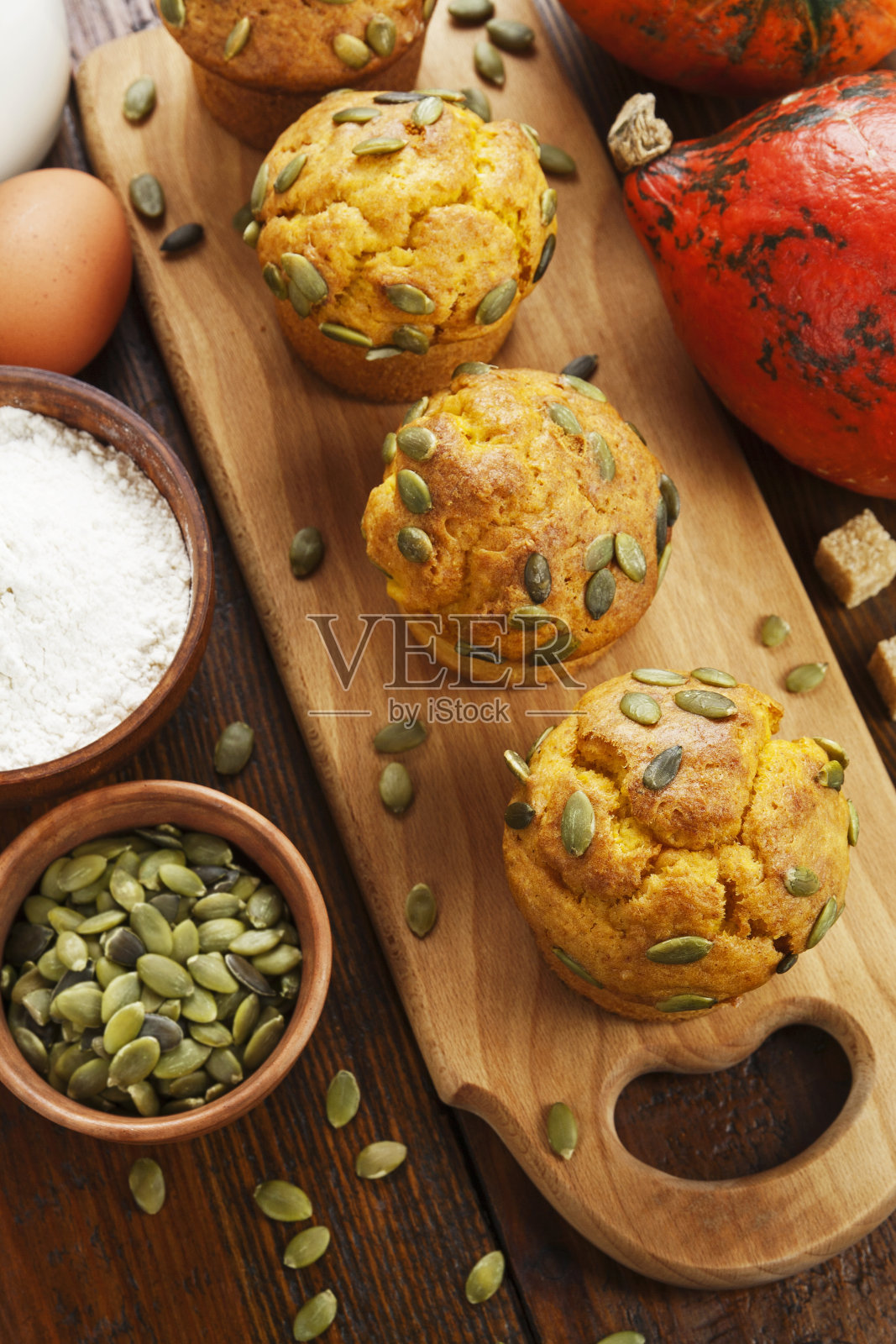 桌上有南瓜松饼照片摄影图片