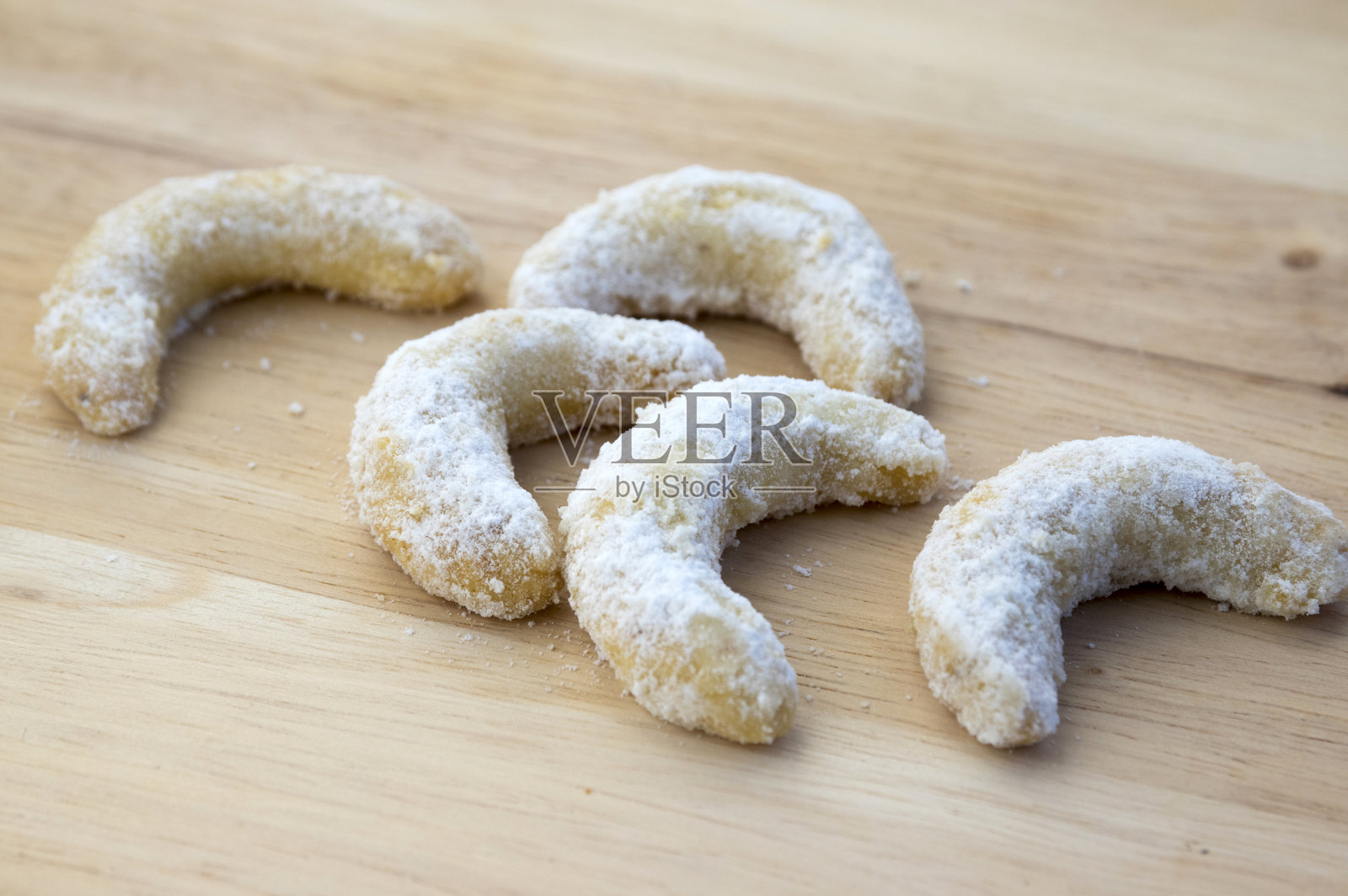 传统的捷克甜圣诞饼干，香草卷和白色糖霜照片摄影图片