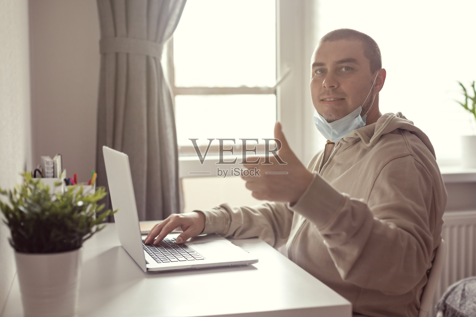 Covid-19概念。冠状病毒大流行期间的家务隔离照片摄影图片