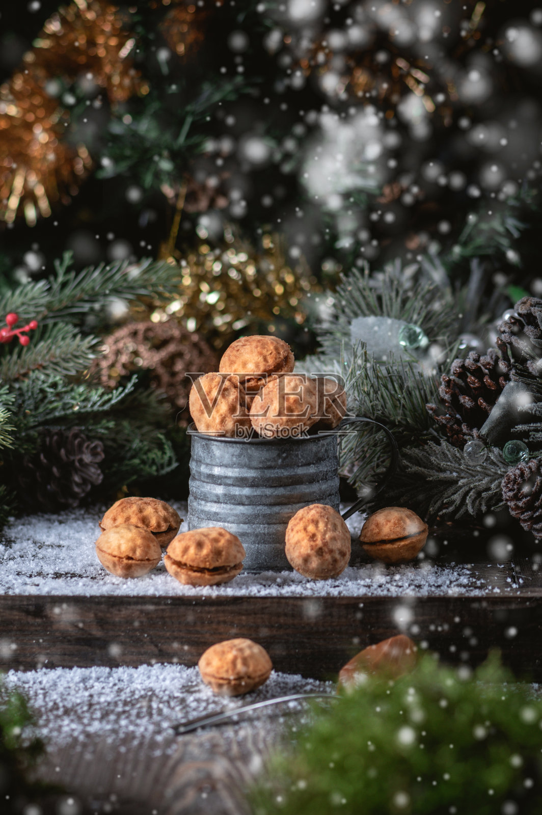 坚果饼干加炼乳和坚果照片摄影图片