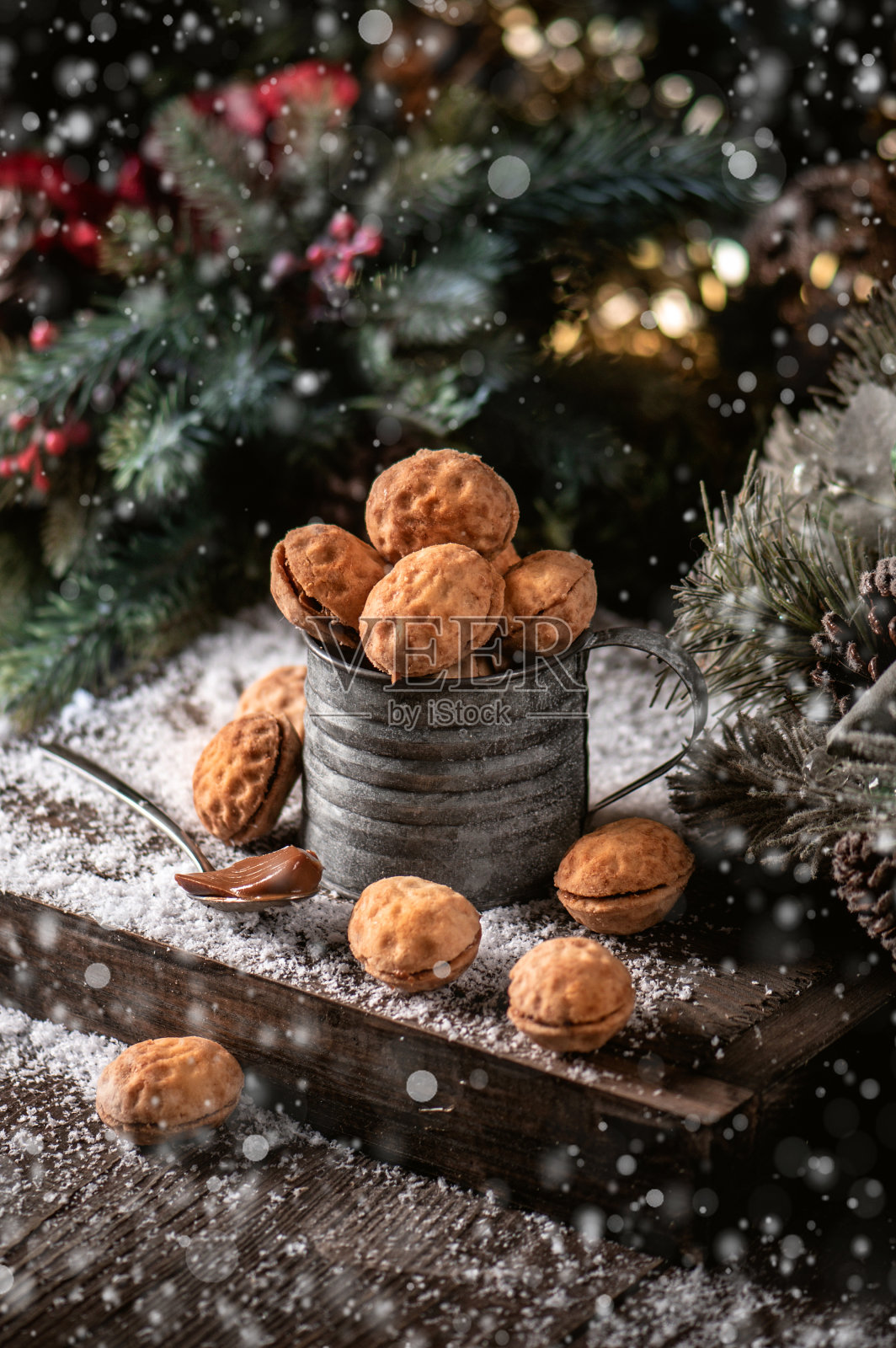 坚果饼干加炼乳和坚果照片摄影图片