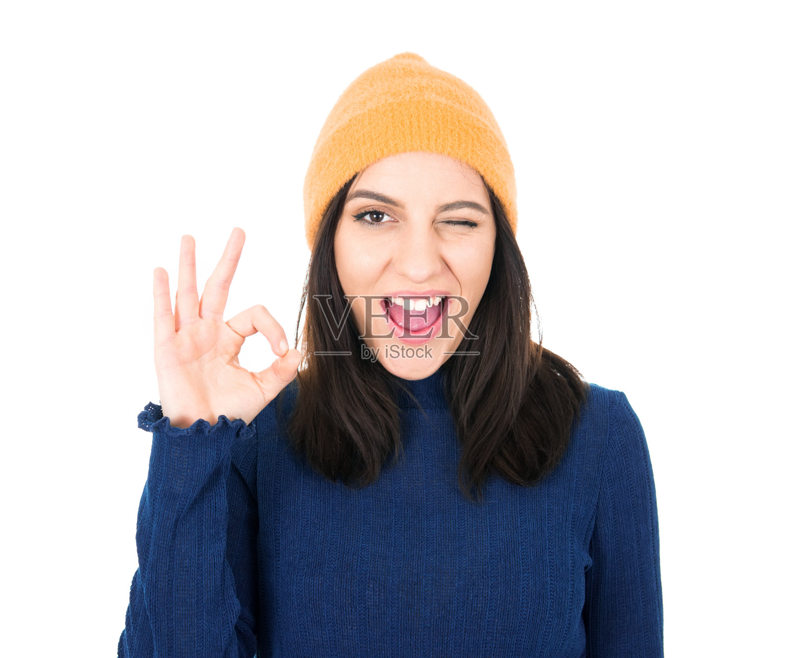 快乐的女孩用手指展示了完美的手势，孤立在白色背景上。是的，或者很好的手势，肢体语言的概念照片摄影图片