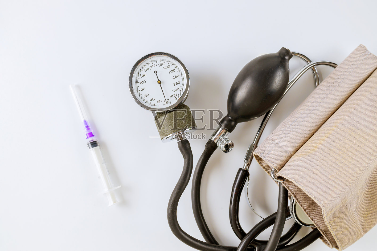 带有机械装置的血压计，用于测量压力和注射注射器在白色背景上照片摄影图片