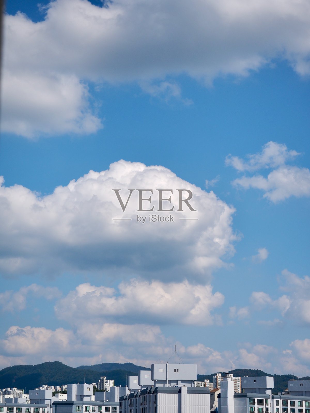 蓝天、白云、公寓照片摄影图片