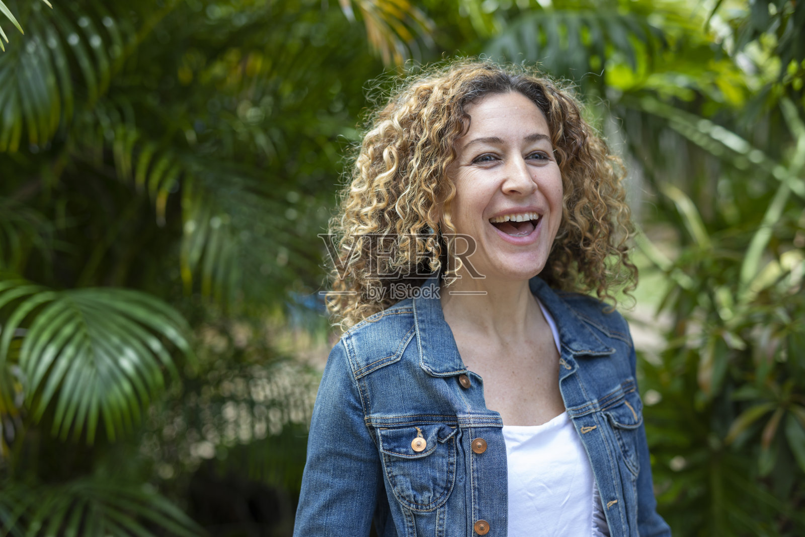 西班牙妇女在户外大笑照片摄影图片