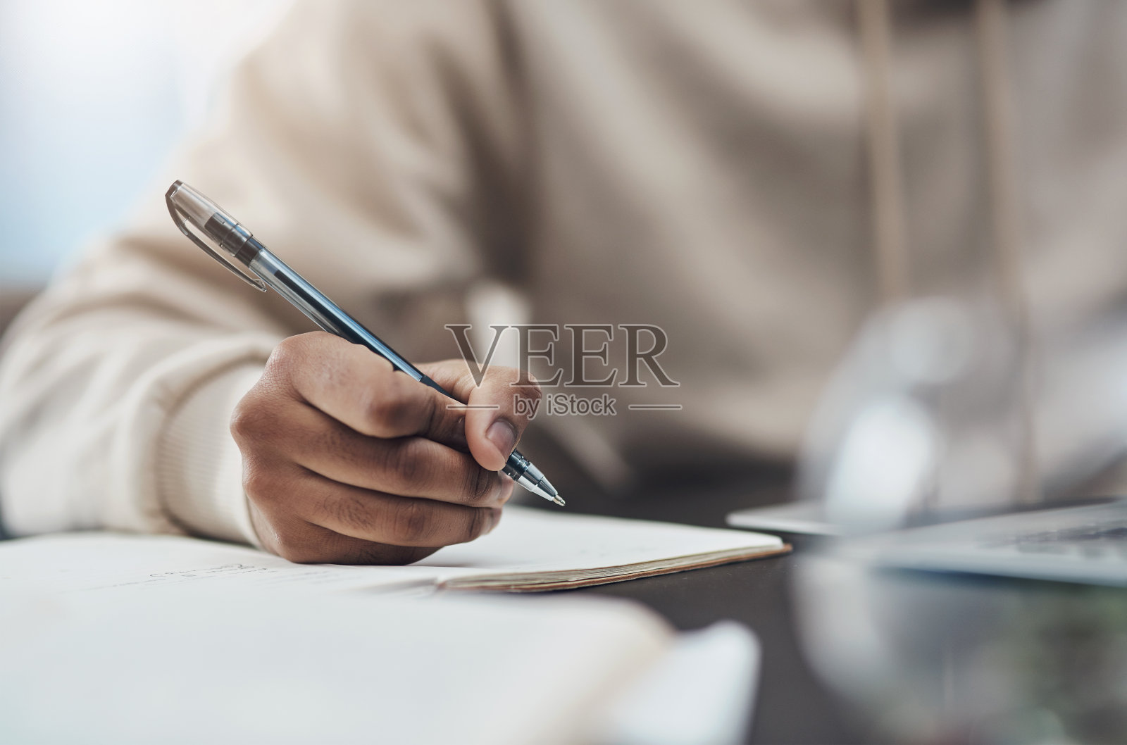 带着一套好的目标通过封锁照片摄影图片