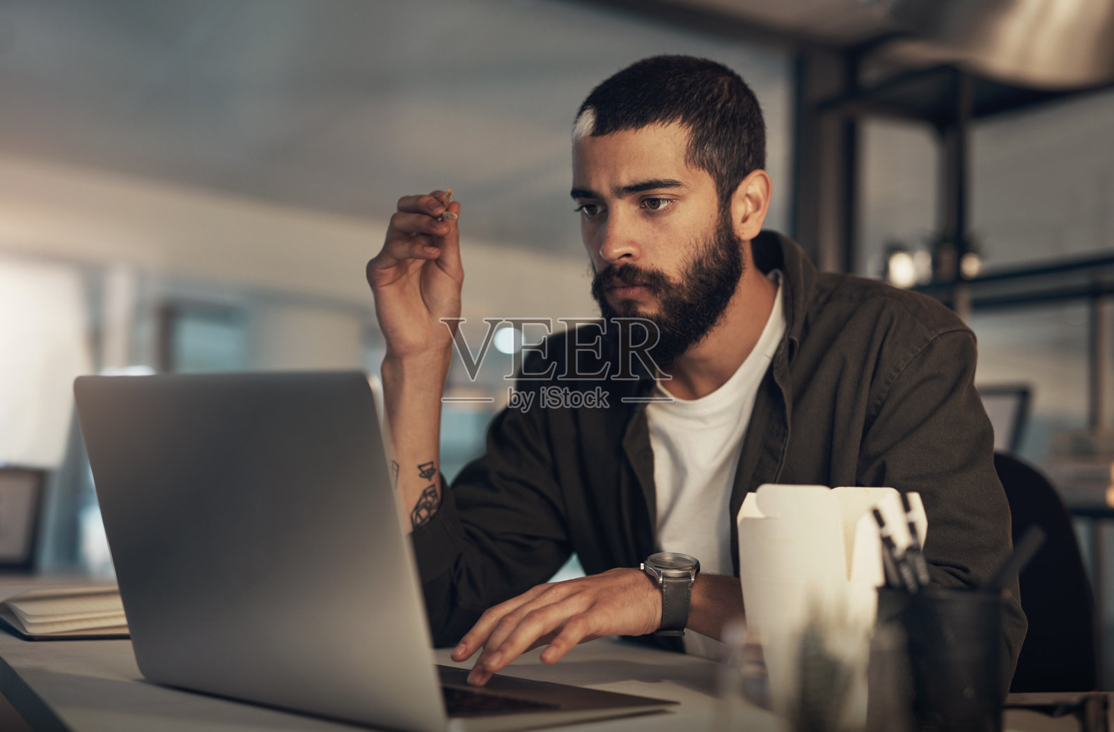太阳下山后，他的生产力就会上升照片摄影图片