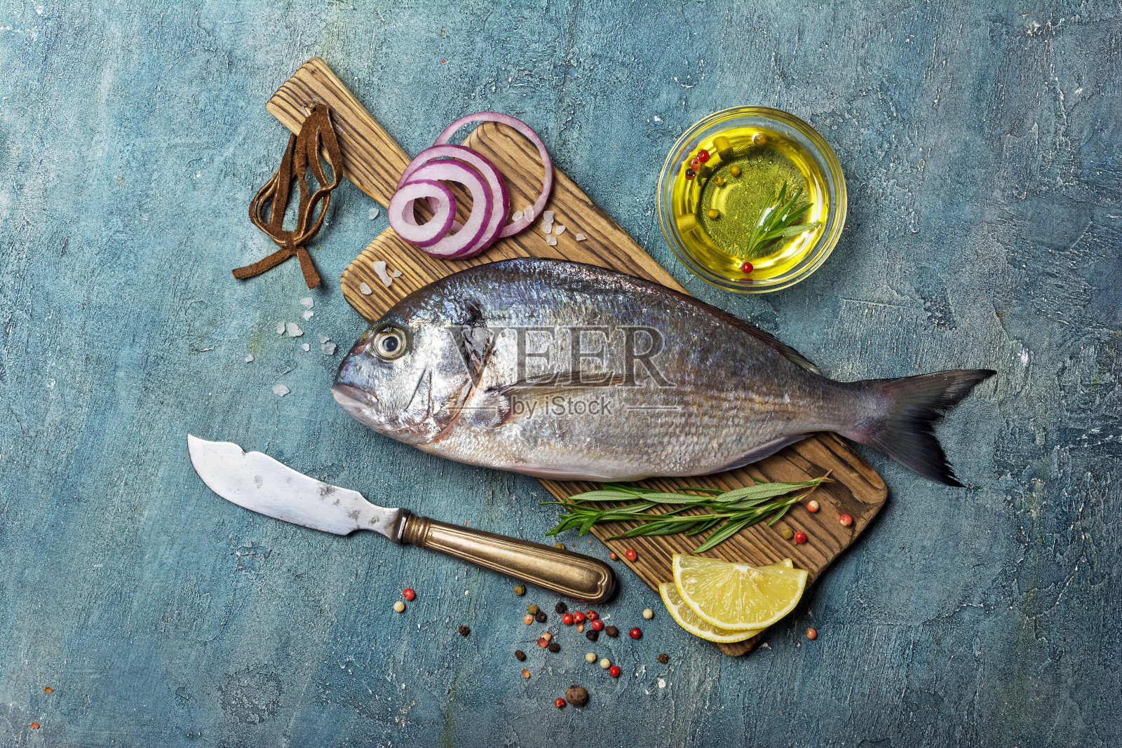 柠檬香料烤多拉多鱼照片摄影图片