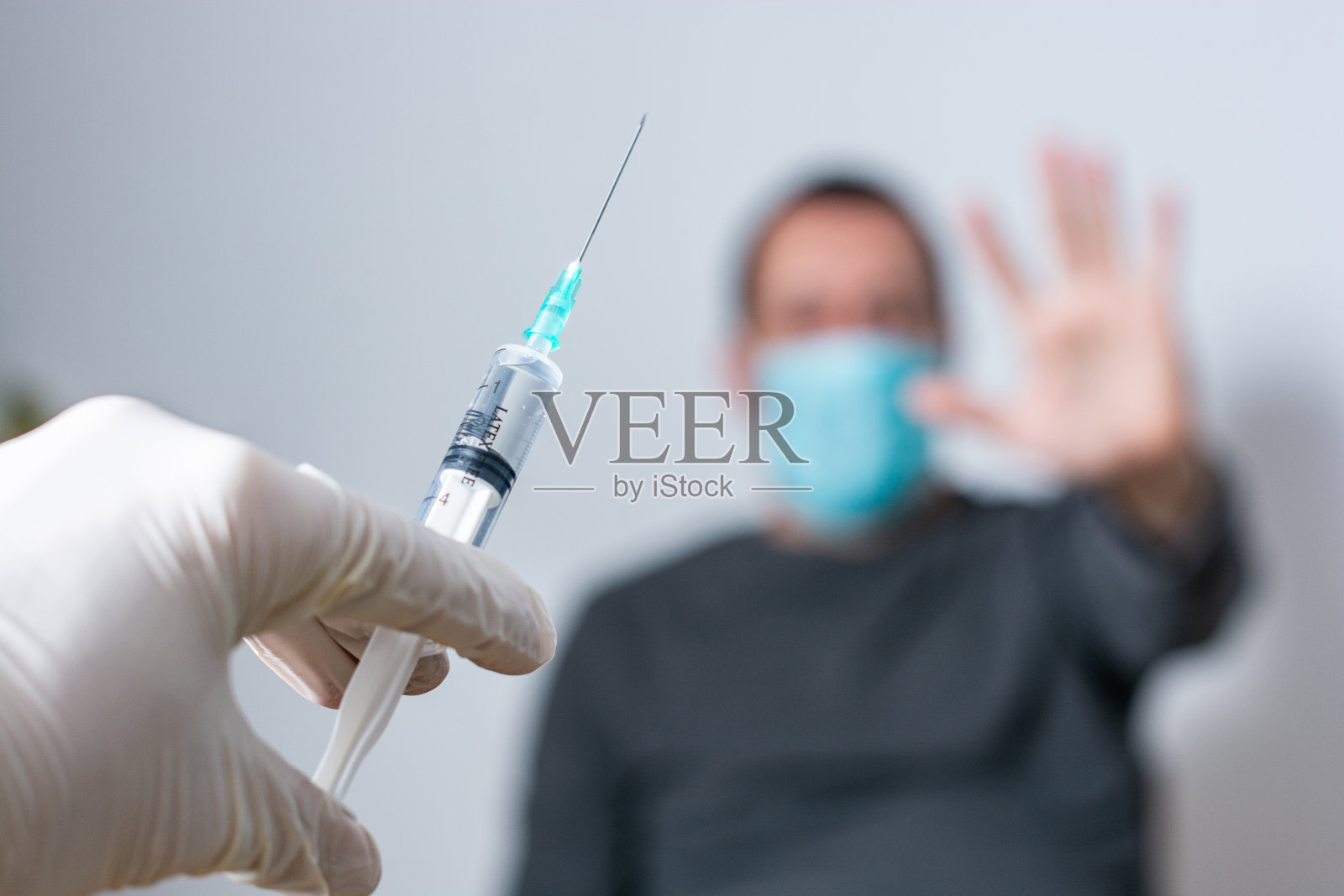 近距离观察不认识的医生试图接种它的病人，而他是拒绝它照片摄影图片