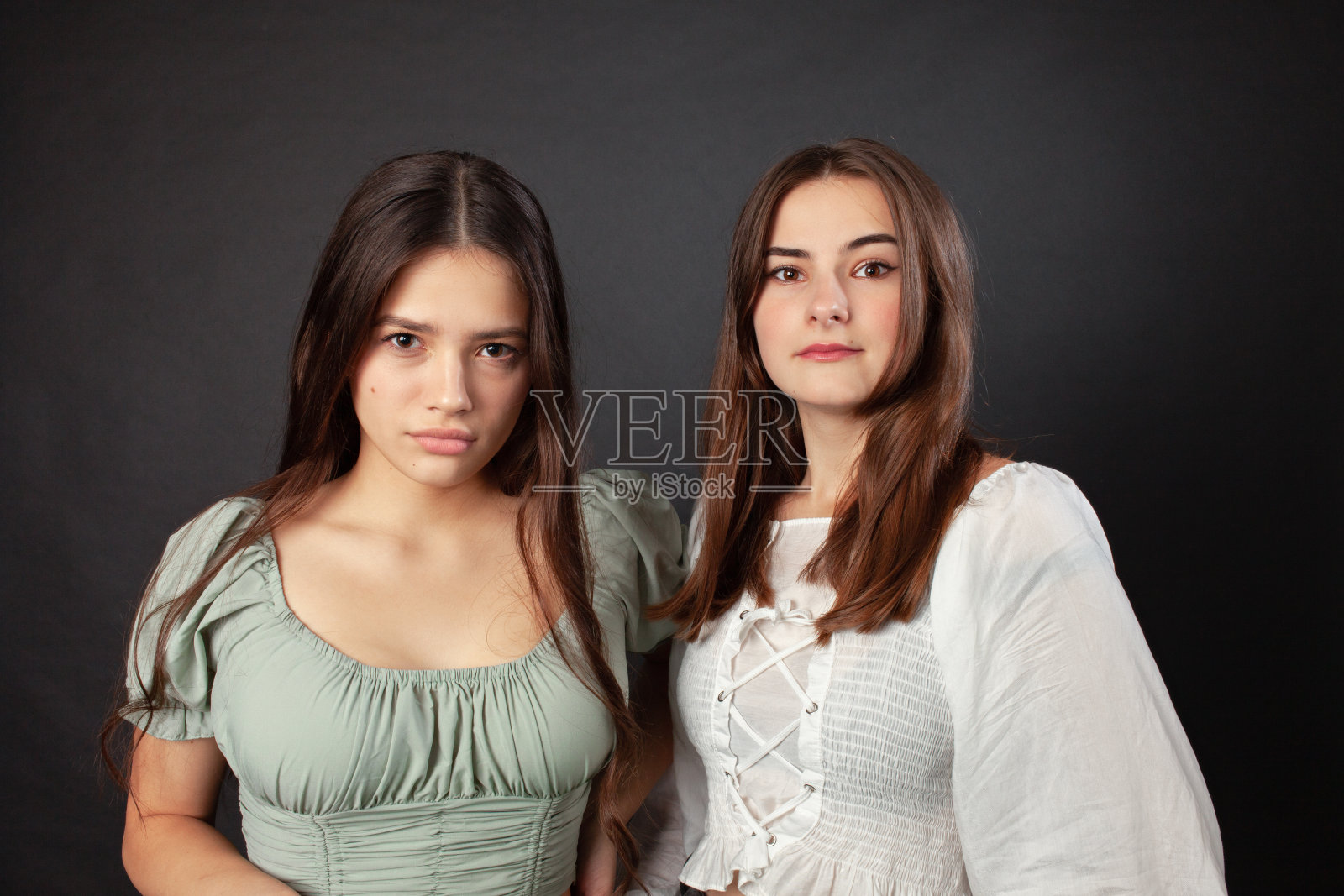 两个17岁少女的工作室肖像照片摄影图片