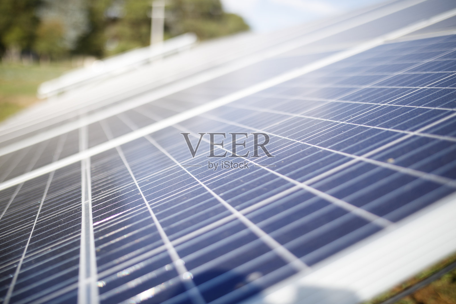 太阳能电池板靠近太阳能农场照片摄影图片