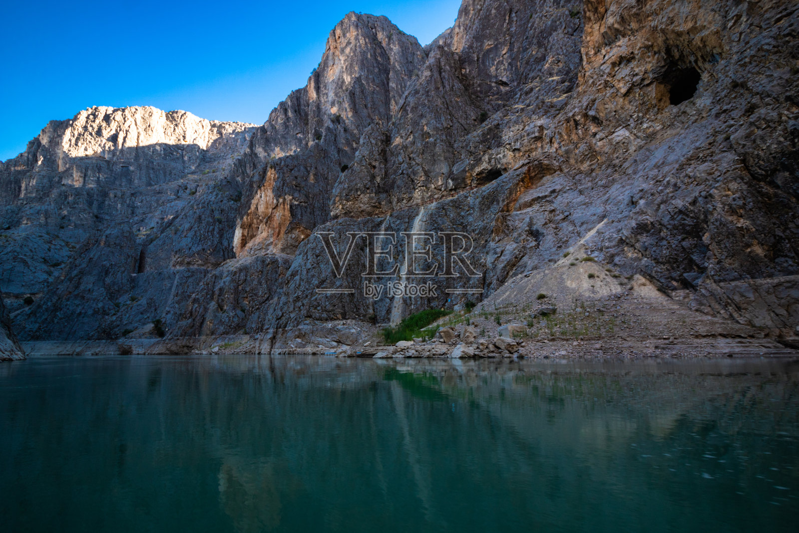 乘船游览河流和峡谷照片摄影图片