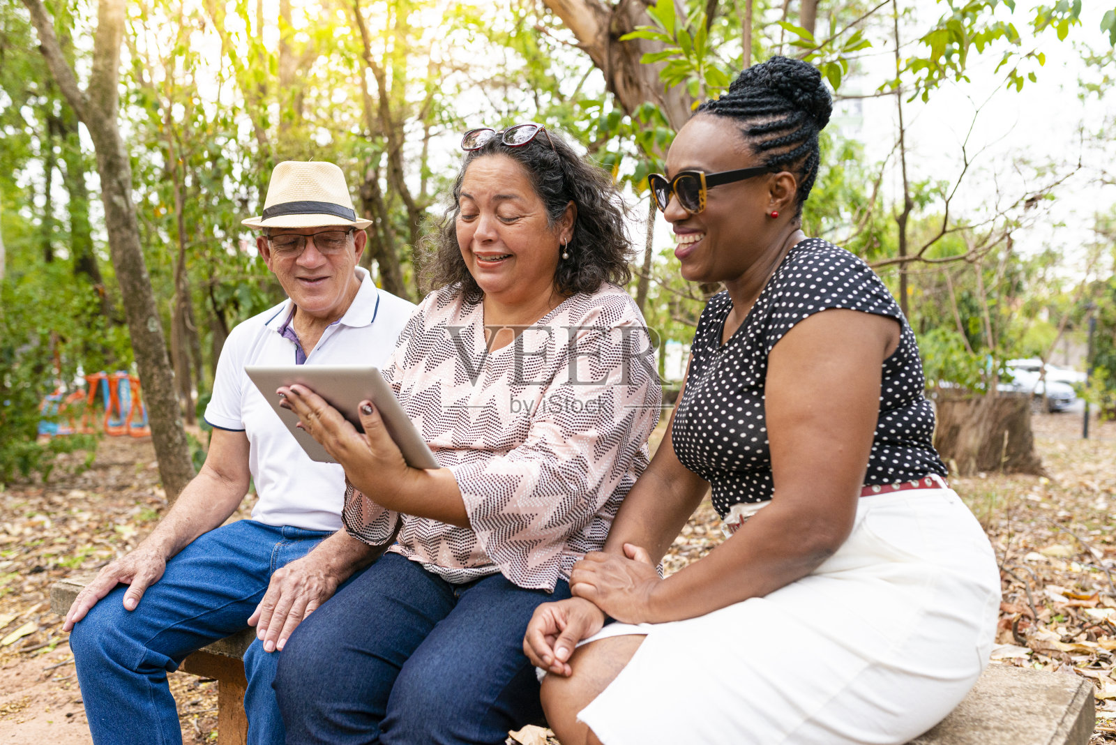 朋友们聚集在一起，用科技上网照片摄影图片