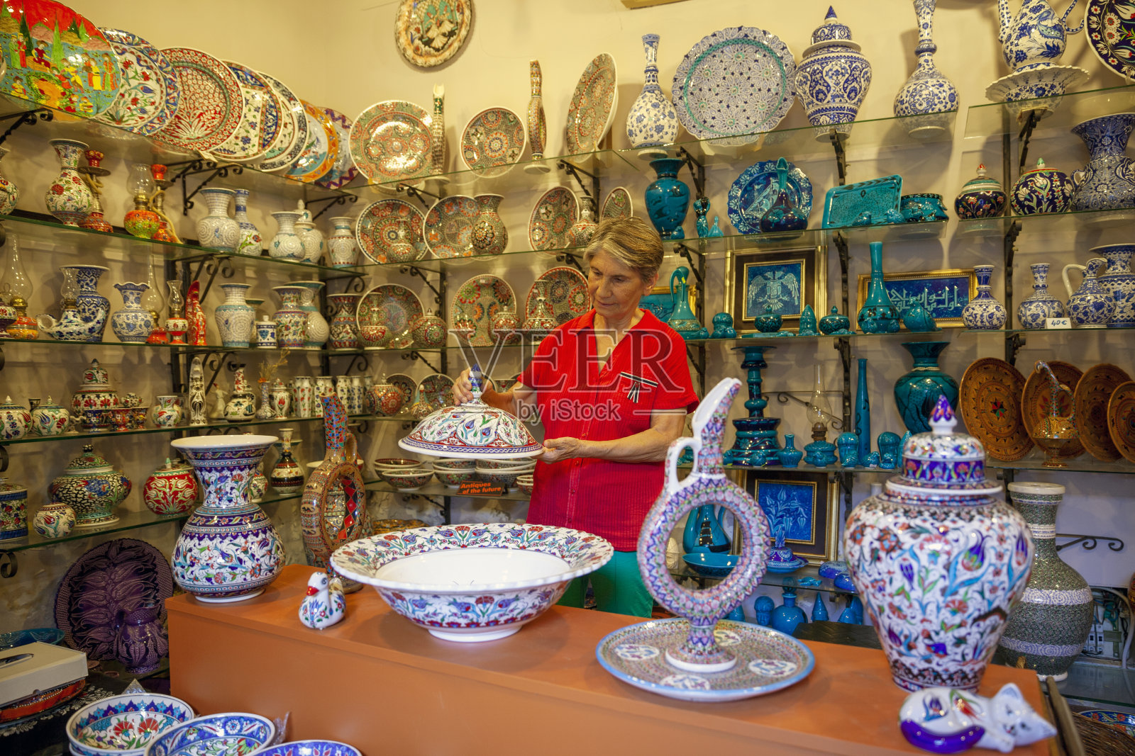 老年人拿着陶瓷装饰品照片摄影图片