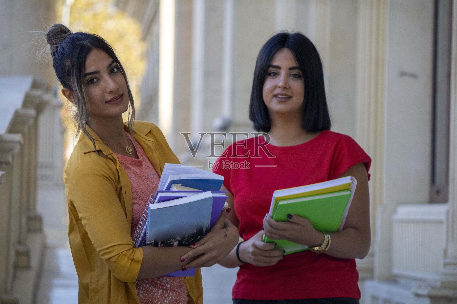 学习中的年轻人照片摄影图片