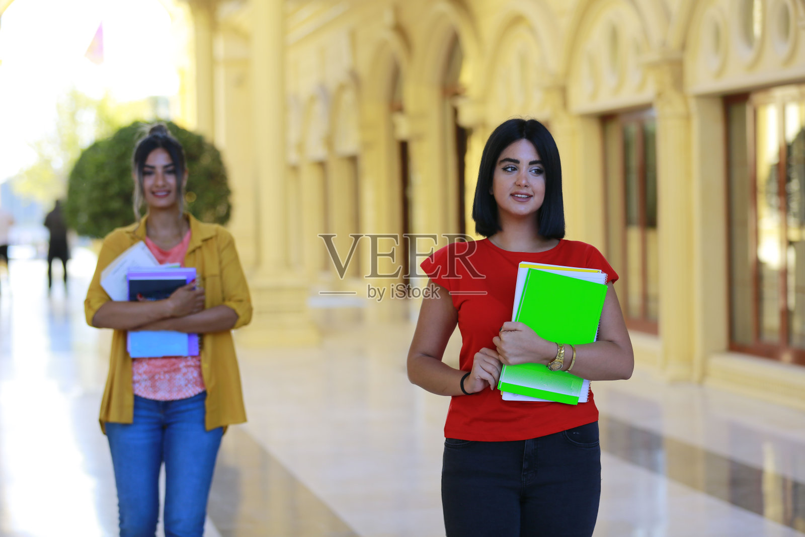 学习中的年轻人照片摄影图片