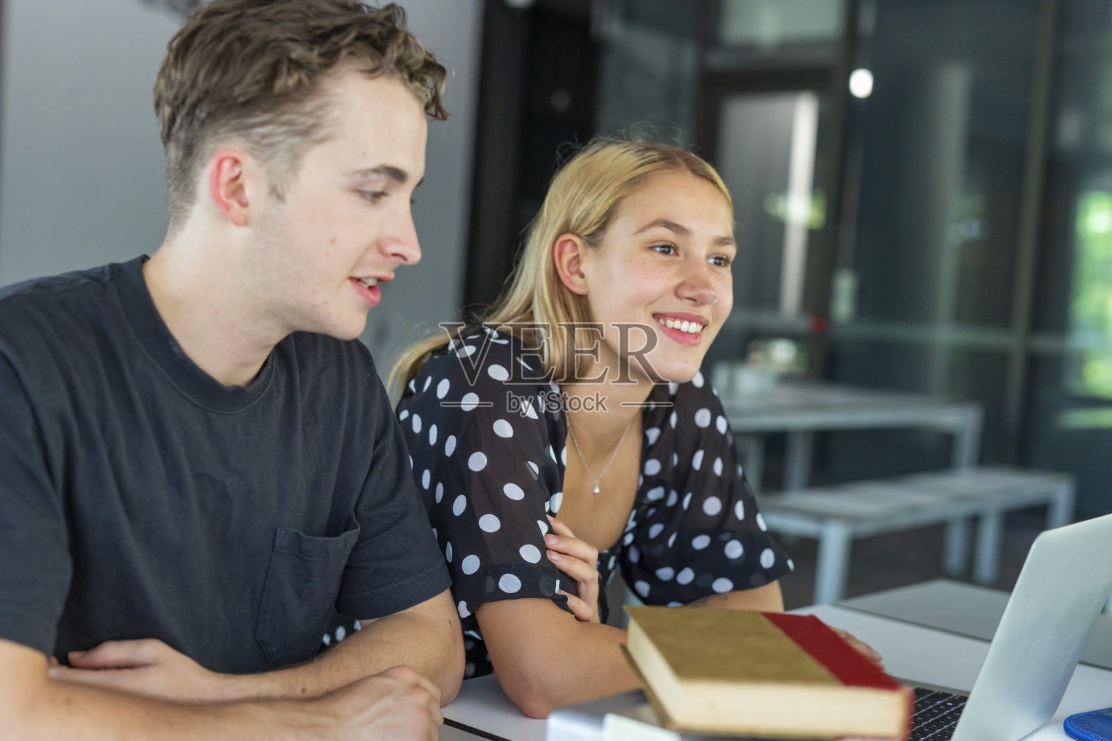 两个大学生在户外一起学习照片摄影图片