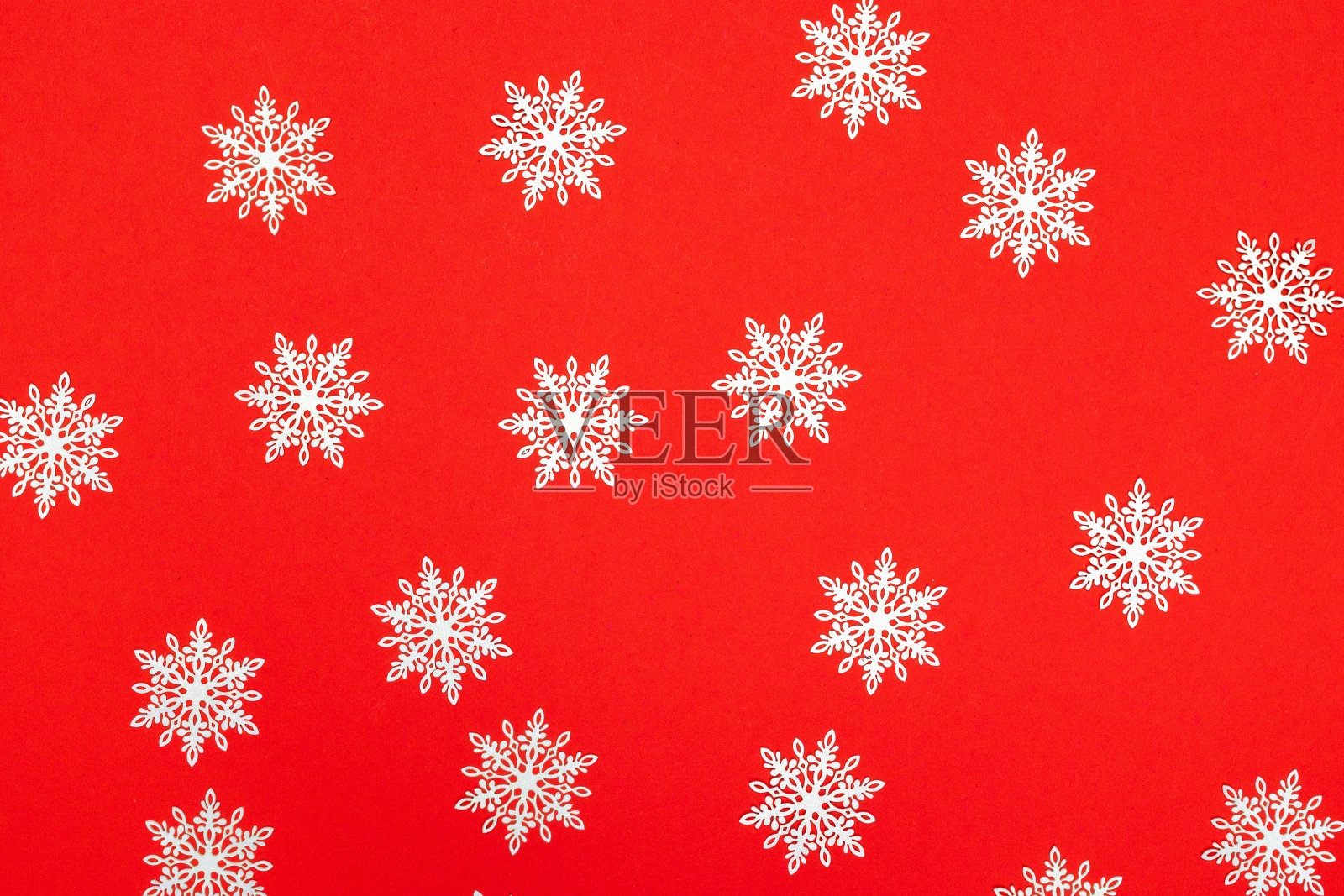 圣诞节销售。银色的球，白色的雪花形状的框架在红色的背景贺卡。圣诞背景与文字空间。照片摄影图片