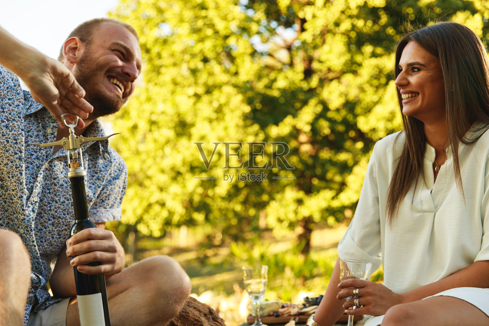 年轻男女正在户外野餐照片摄影图片