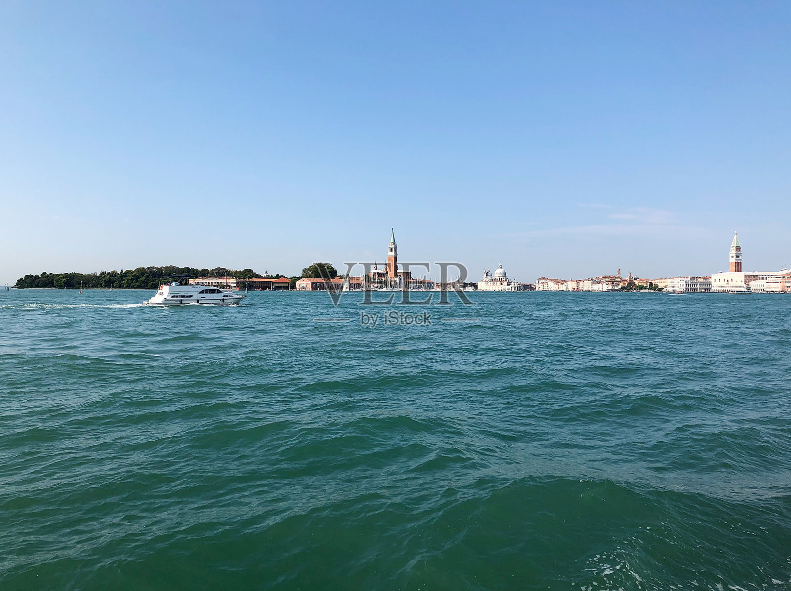 以威尼斯为背景的威尼斯泻湖，意大利照片摄影图片