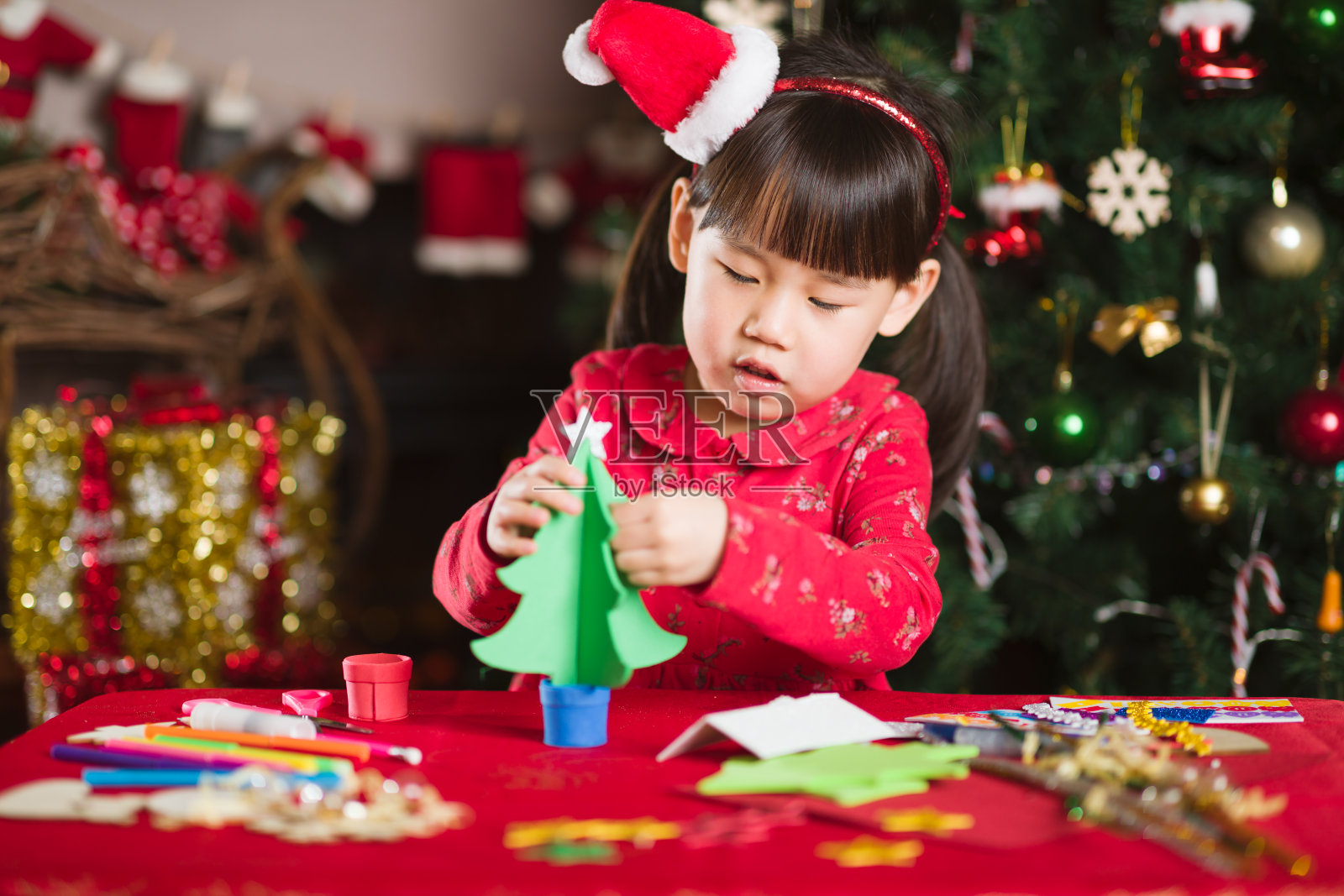 年轻女孩在家制作圣诞工艺品照片摄影图片