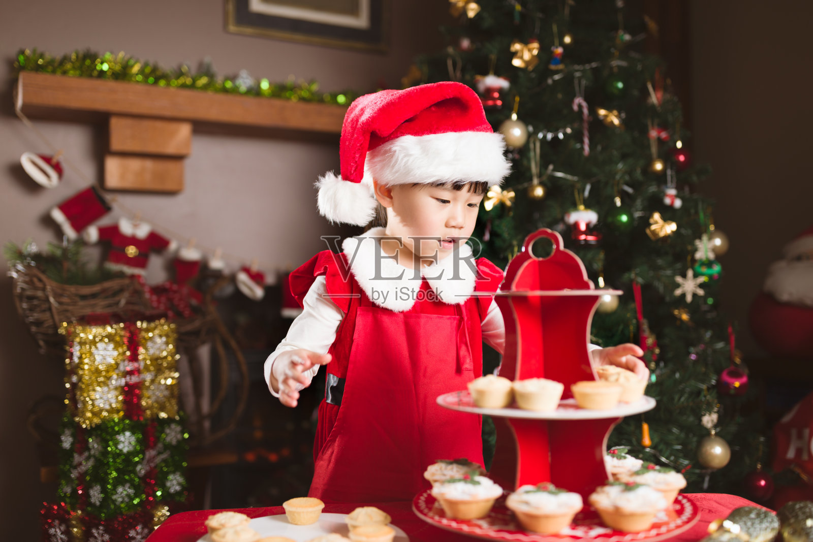 为庆祝圣诞晚会准备肉馅饼的年轻女孩照片摄影图片