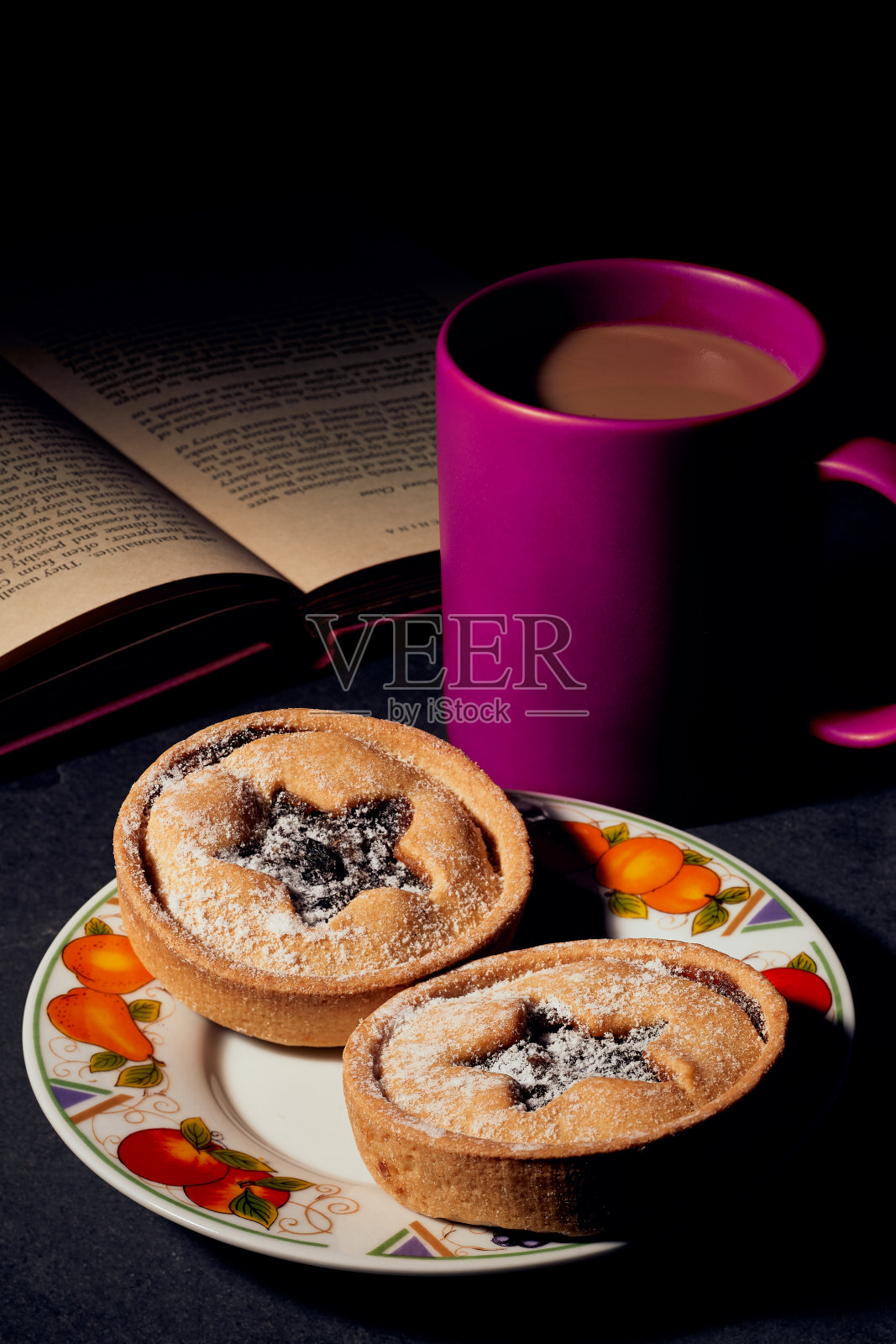 温馨夜晚的必备材料照片摄影图片