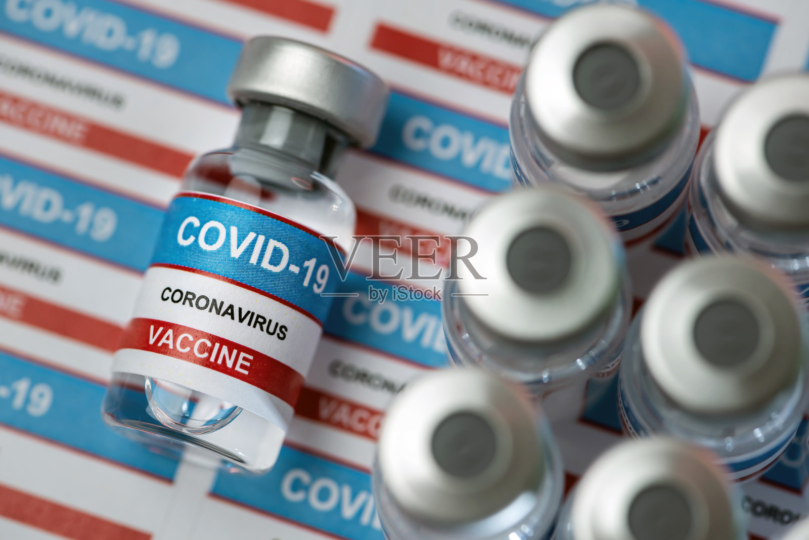 关闭打印表面的小瓶- Covid-19疫苗接种照片摄影图片