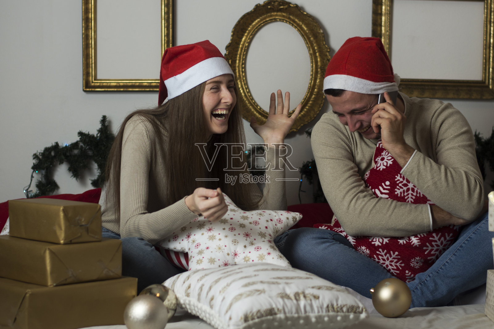 年轻的男人和女人在家里玩圣诞节照片摄影图片