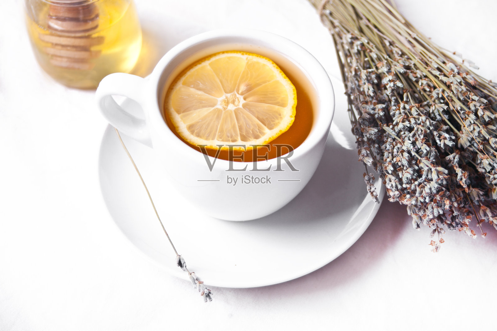 薰衣草茶加柠檬，蜂蜜和干花照片摄影图片