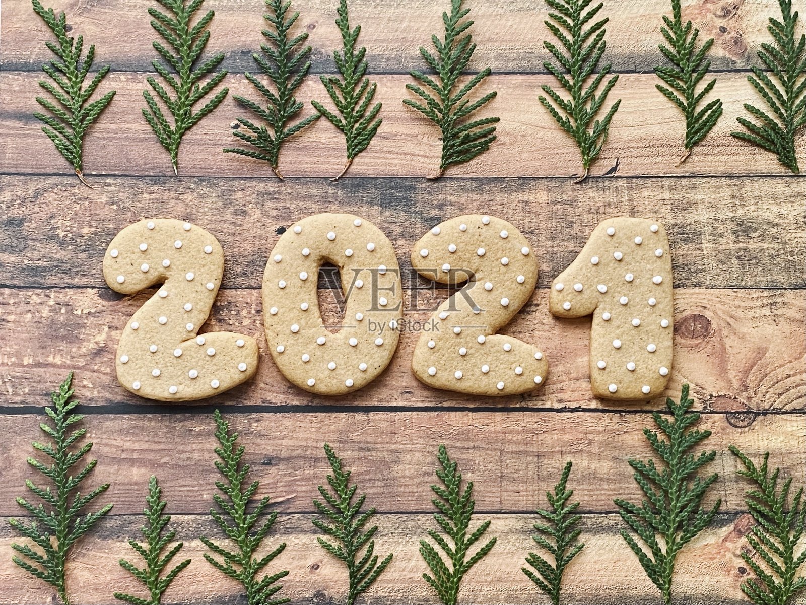 2021年新年快乐。2021年木质背景姜饼照片摄影图片