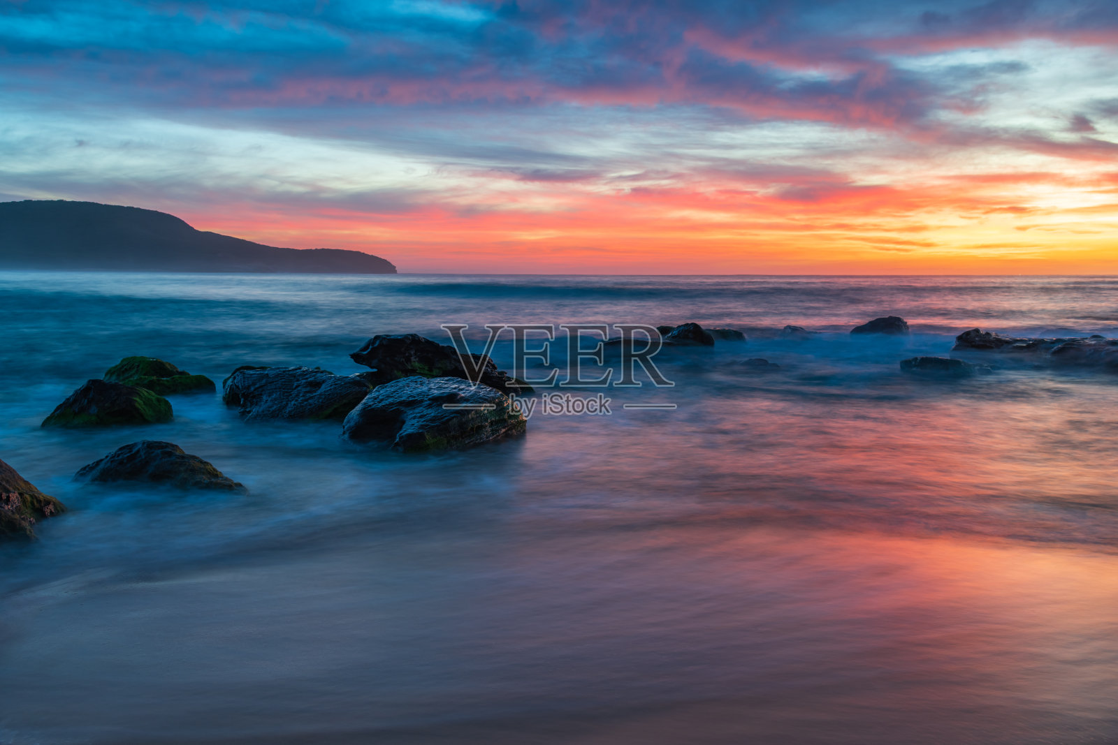 高高的云，美丽的日出海景照片摄影图片