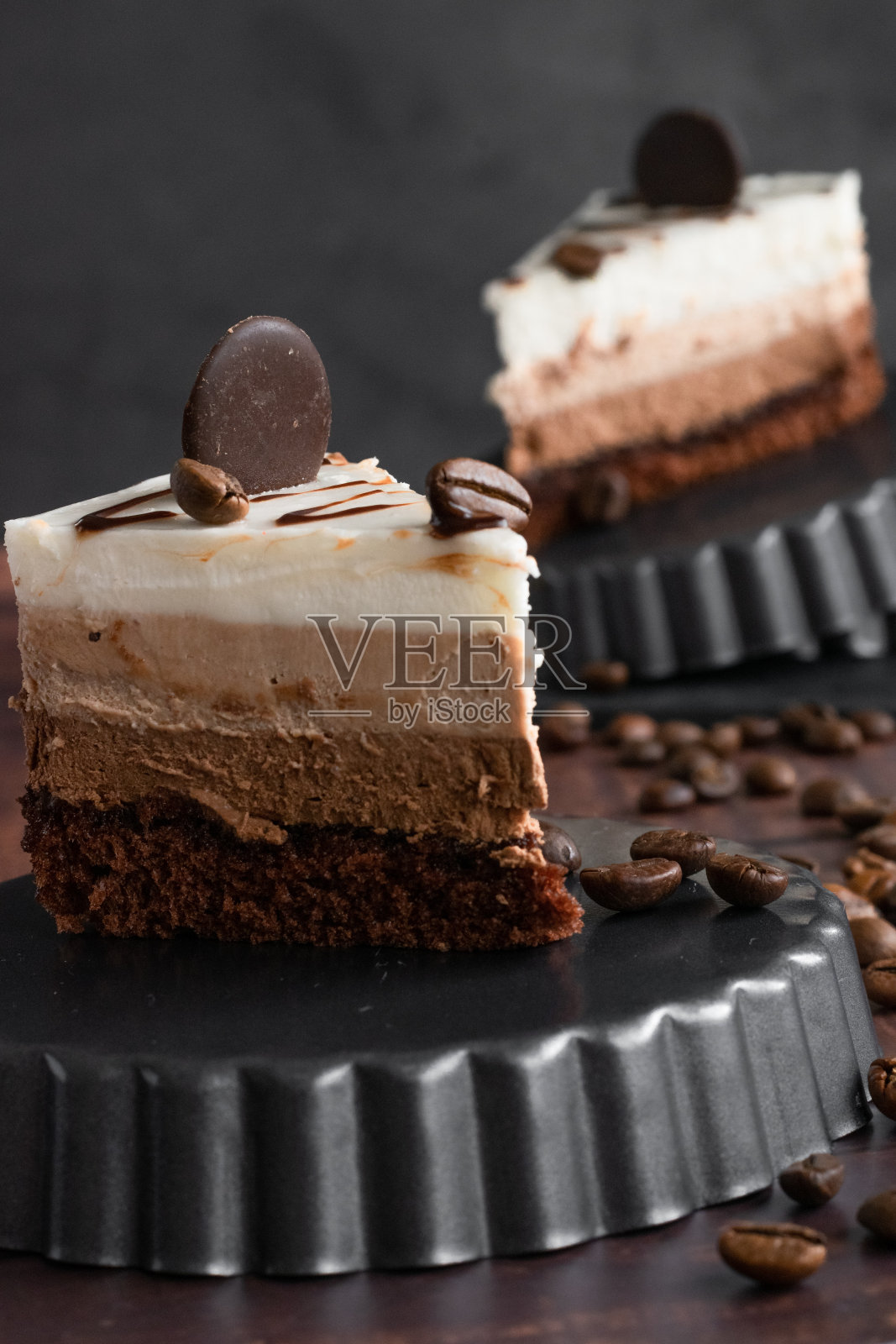 一片片的咖啡蛋糕，传统的自制烤饼照片摄影图片