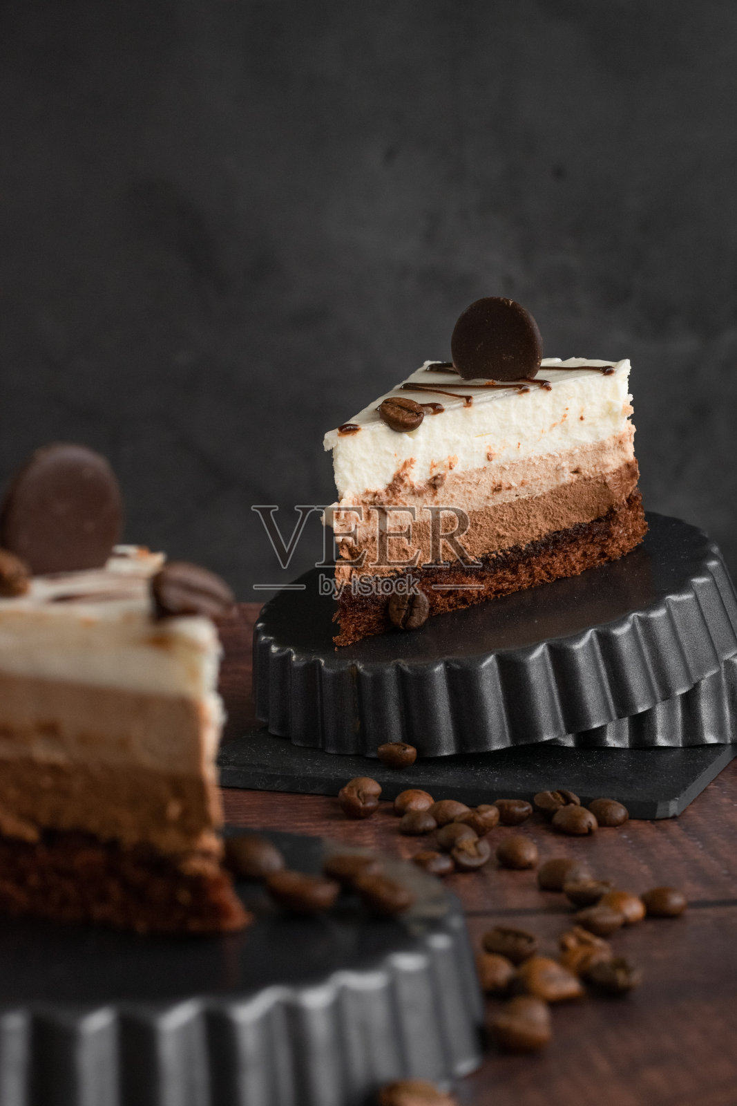 一片片的咖啡蛋糕，传统的自制烤饼照片摄影图片