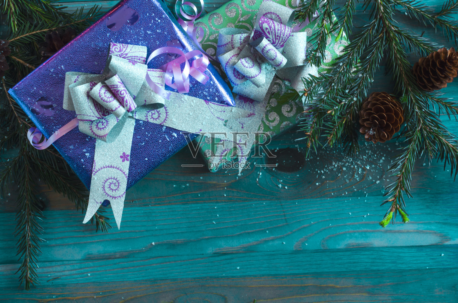 明亮的冷杉树枝和球果在一个蓝色的木制背景顶视图。本空间照片摄影图片