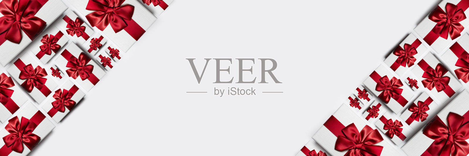 礼品盒的全景照片与红色弓孤立在白色背景与复制空间。照片摄影图片