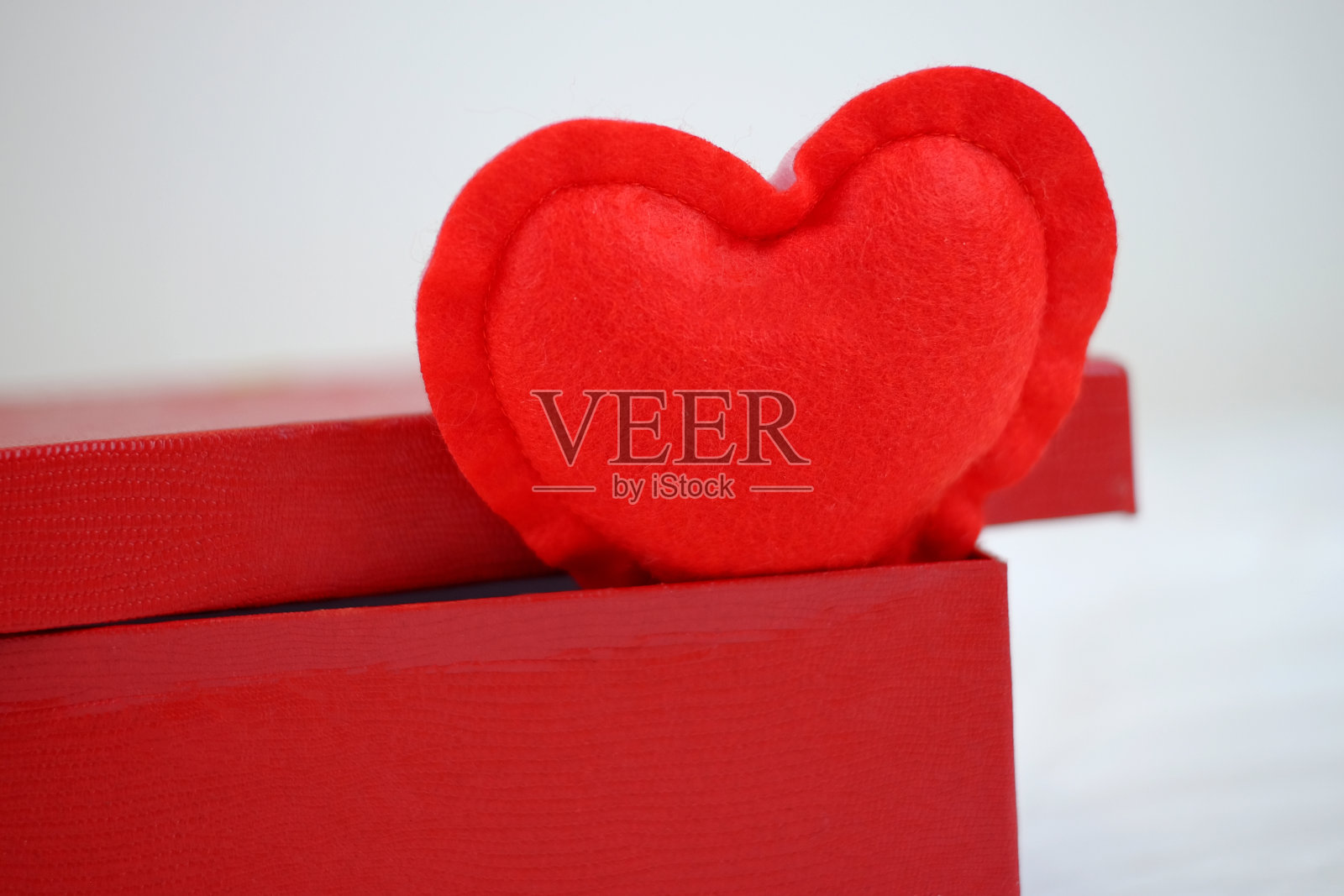 白色背景上的红色礼盒和心形特写，极简主义，模拟，选择性聚焦照片摄影图片