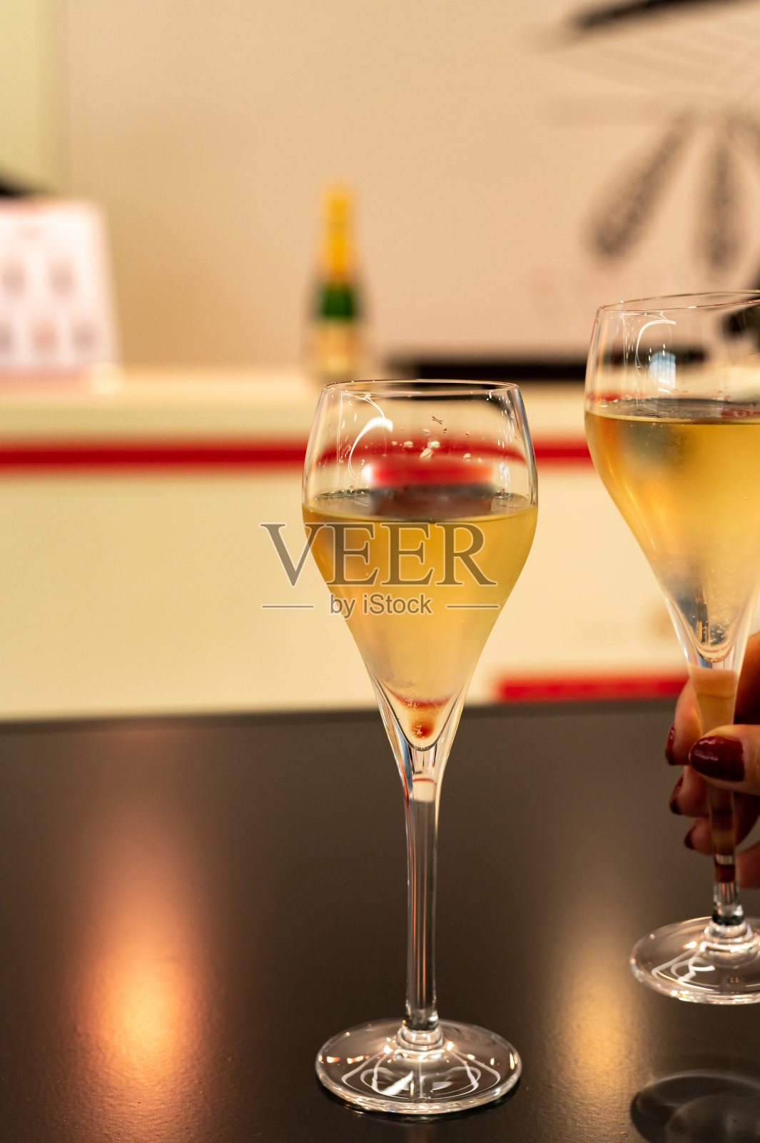 在法国香槟酒庄的地下酒窖里品尝冷酿香槟起泡酒照片摄影图片