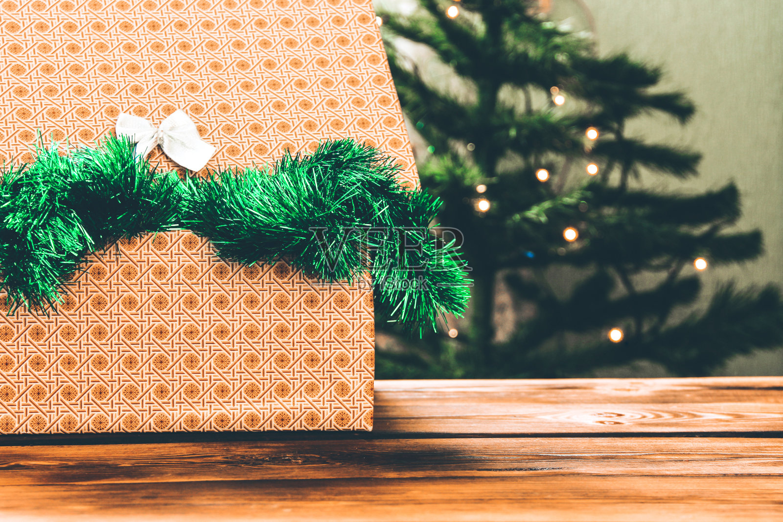 礼物和新年金箔在圣诞树的背景。圣诞节的心情。圣诞节组成照片摄影图片