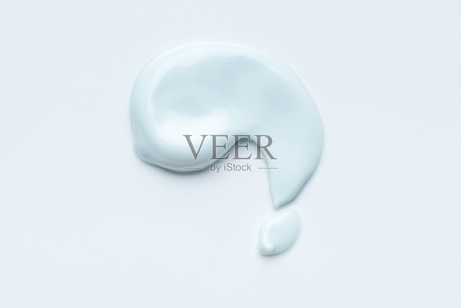 在白色背景上涂抹化妆品粘土或奶油。照片摄影图片